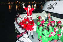 Em vez de trenó, o Pai Natal chegou a Portimão de barco. A iniciativa marcou o arranque do programa natalício, com a inauguração das luzes de Natal.