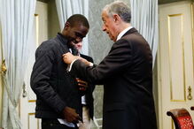 Marcelo dá medalha de mérito a atleta Dabó pelo 