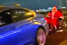 Pai Natal moderno troca renas por... BMW