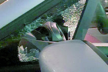 Carro de Jorge Gabriel assaltado e vandalizado