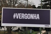 Chega coloca cartaz com a palavra 'vergonha' em frente à Assembleia da República