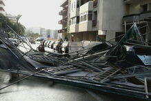 Vento forte faz cair andaimes de 8.º andar em cima de carros no Funchal 