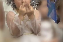 Menina de 5 anos a fazer o dedo do meio