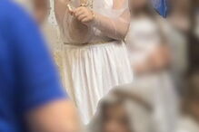 Menina de 5 anos a fazer o dedo do meio