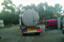 Camiões descarregam vinho na adega em Fervença