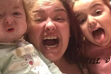 Isla Kilpatrick-Screaton com a irmã mais velha e a mãe