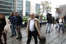 Francisco Teixeira da Mota, advogado de Rui Pinto, na chegada ao tribunal