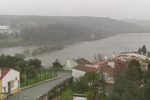 Rio Zêzere em Constância galgou as margens