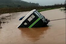 Cheias deixam carro da GNR submerso em Valado de Frades