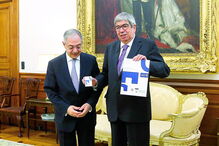 Vítor Caldeira, presidente do TC, entregou o parecer sobre a Conta Geral do Estado a Ferro Rodrigues 