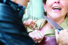 Homem esfaqueia mulher