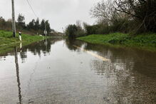 Deslizamento de terra e estrada submersa na aldeia de Marachão, Soure
