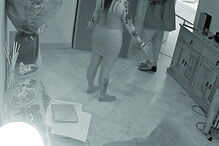 Imagens de videovigilância mostram o assaltante a sair do local 