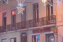 Incêndio consome prédio do Burger King no Chiado em Lisboa