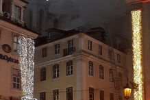 Incêndio consome prédio do Burger King no Chiado em Lisboa