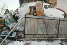 Avião com 100 pessoas a bordo cai no aeroporto do Cazaquistão
