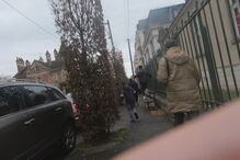 Portuguesa fugiu da equipa de reportagem da CMTV a correr com os filhos