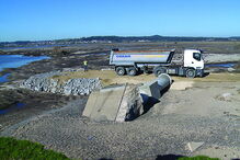 Camiões transportaram pedra e areia para minimizar estragos 