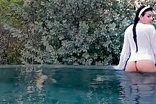 Georgina publicou um vídeo em que surge numa piscina, de costa, com uma camisa branca e um biquíni reduzido