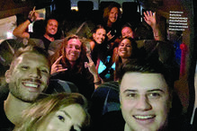 Atriz mostra-se integrada no grupo de amigos do músico brasileiro 