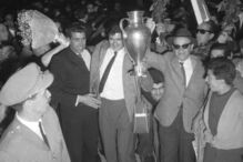 Béla Guttmann ergue a Taça dos Campeões Europeus conquistada em 1962 (5-3 ao Real Madrid)