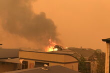 Inferno apocalítico: chamas pintam o céu de vermelho e causam o pânico na Austrália