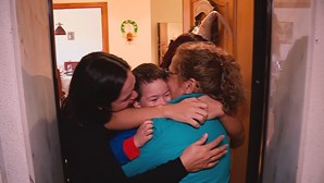 Mãe e filhas reencontram-se no Natal após três anos de saudades