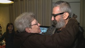 Mãe e filho reencontram-se após 3 anos para passarem o Natal juntos