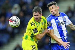 Filipe Ferreira (Tondela) e Tiquinho Soares (FC Porto) em lance dividido, na partida de ontem 