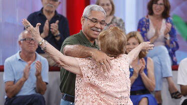 Esmeralda reencontra enteado fruto de traição do marido