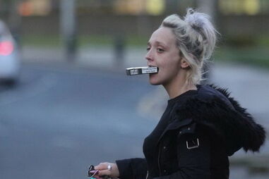 Mulher atira filho bebé contra polícia que fica com sequelas graves