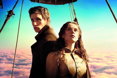 Dupla Eddie Redmayne e Felicity Jones viajou mesmo a bordo de um balão, durante a rodagem desta produção histórica 