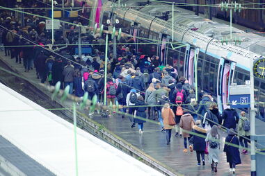 Greve causou o caos nos transportes públicos e fechou escolas em todo o país 