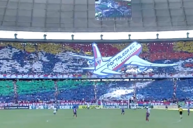 Fortaleza qualificou-se para a Copa Sul-Americana e os adeptos fizeram descolar um avião nas bancadas
