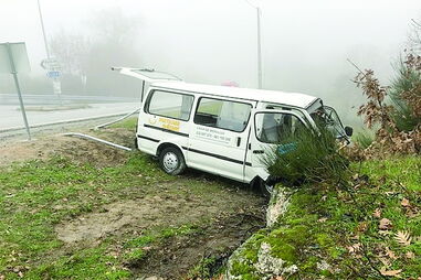 Carrinha embateu contra muro 