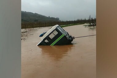 Cheias deixam jipe da GNR submerso em Valado de Frades