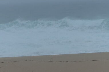 Incêndio em carro deixa homem em estado grave no centro de Portimão