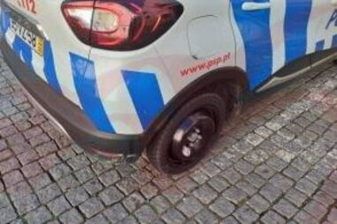 Carro da PSP vandalizado após denúncia de excesso de barulho