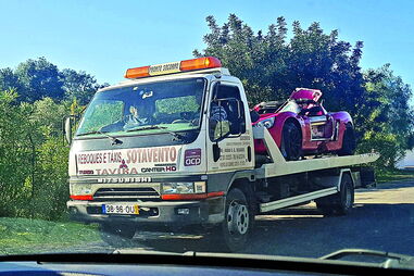 Opel Speedster foi removido através de um reboque do fundo de uma ribanceira em plena serra de Tavira 