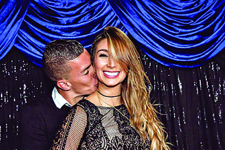 Matheus Uribe faz várias declarações públicas de amor à mulher