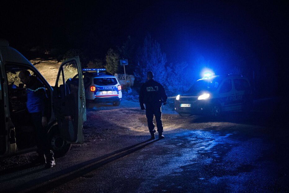 Polícia recolhe vestígios no local onde três pessoas morreram após queda de helicóptero de emergência em França