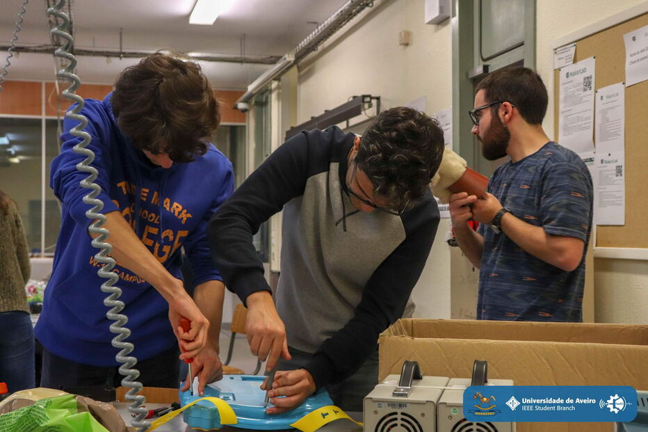 Brinquedos avariados são recuperados por estudantes universitários