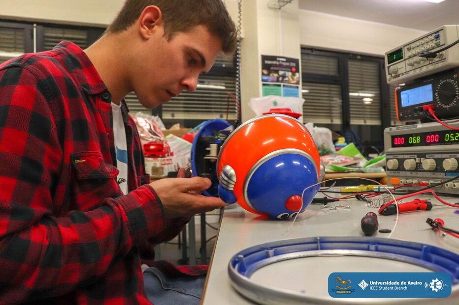 Brinquedos avariados são recuperados por estudantes universitários