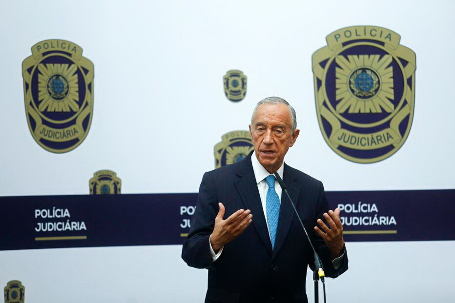 Marcelo Rebelo de Sousa durante uma visita à sede da Polícia Judiciária 