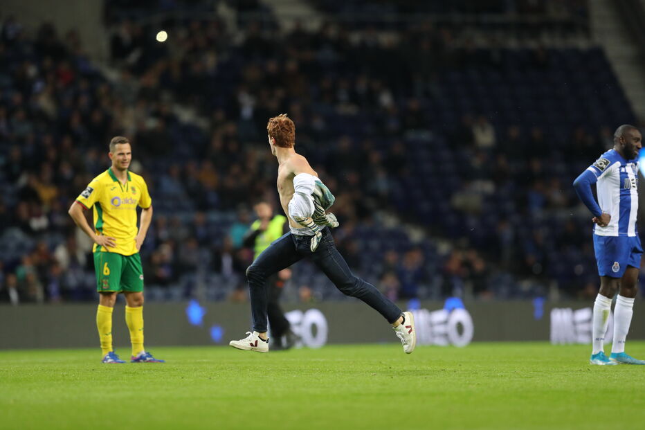 Adeptos invadem relvado do Dragão durante jogo 
