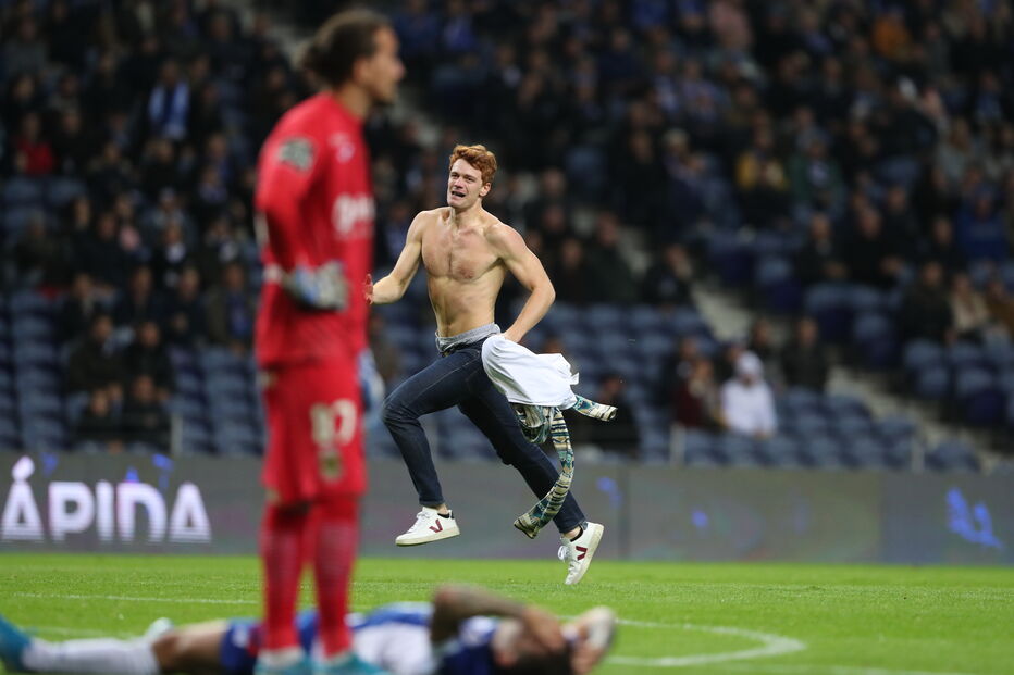 Adeptos invadem relvado do Dragão durante jogo 