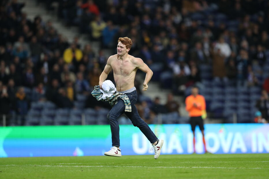 Adeptos invadem relvado do Dragão durante jogo 