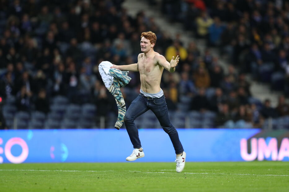 Adeptos invadem relvado do Dragão durante jogo 