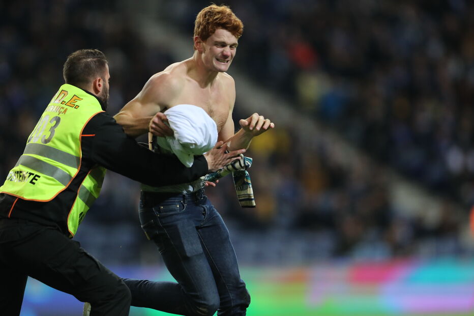 Adeptos invadem relvado do Dragão durante jogo 