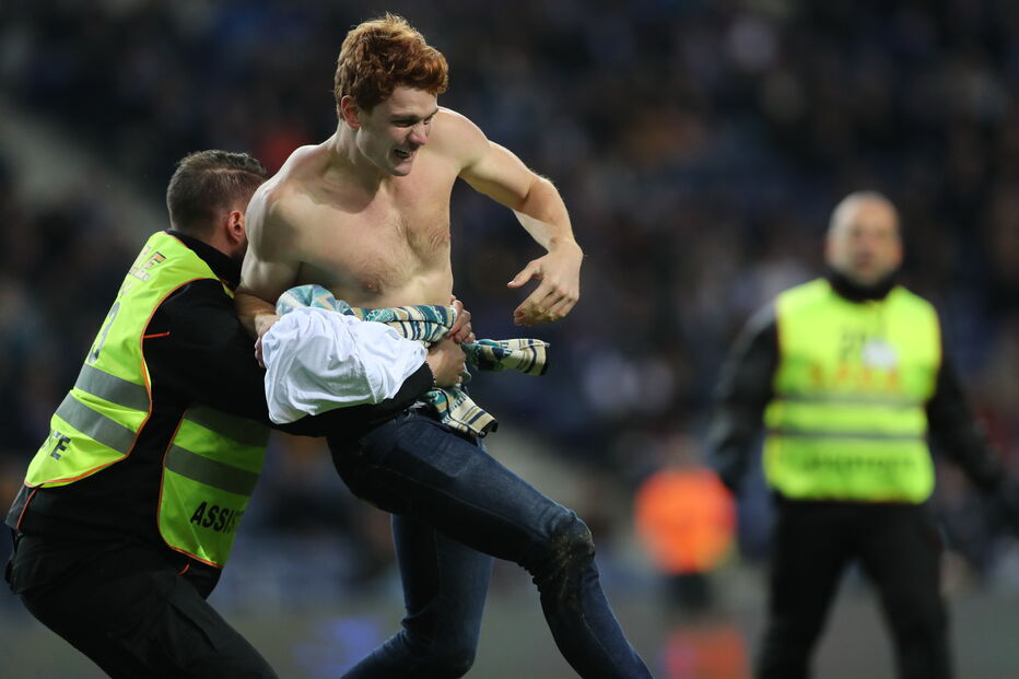 Adeptos invadem relvado do Dragão durante jogo 